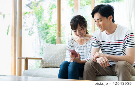若い夫婦（スマホ） 42645959