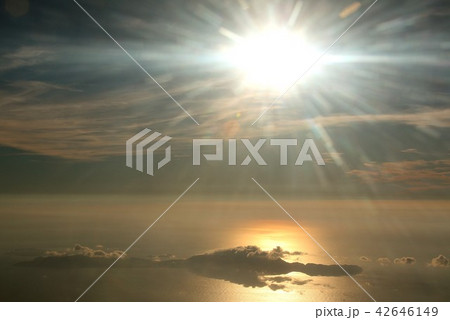 穏やかな海面に映る夕日に浮かび上がった伊豆諸島の新島を太平洋上空から見る 穏やかな海面に映る夕日に浮かび上がった伊豆諸島の新島を太平洋上空から見る 42646149