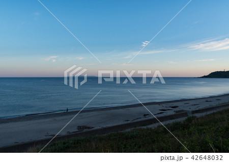 朝焼けの静かな海　瀬波海岸 42648032
