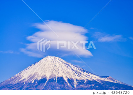 （静岡県）冬の富士山　山頂に掛かる雲 42648720