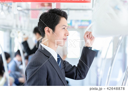 電車通勤するビジネスマン 中堅社員 ビジネスイメージ 電車通勤するビジネスマン 中堅社員 ビジネスイメージ 42648878