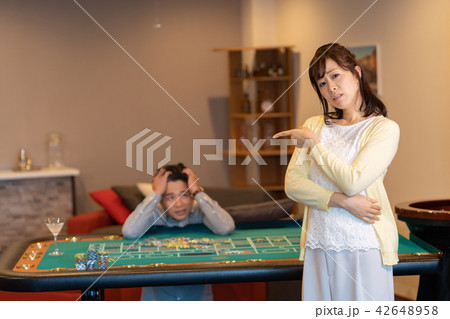 夫婦でカジノ　カジノ　ルーレット　賭け事　カジノ法案　娯楽 42648958