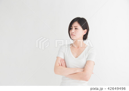 白T・女性・白バック 42649496