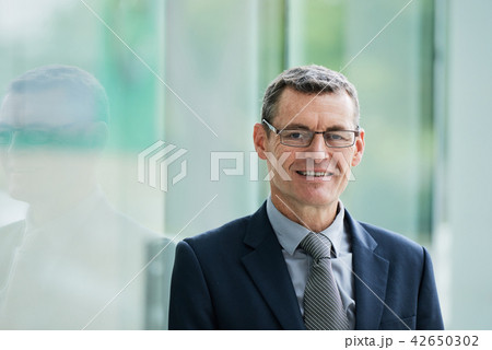 Mature businessman 42650302