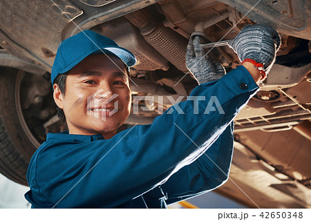 Mechanic fixing car Mechanic fixing car 42650348
