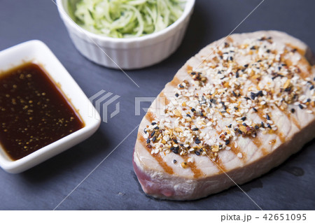 Grilled tuna with sesame and cucumber salad Grilled tuna with sesame and cucumber salad 42651095