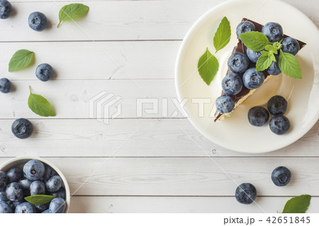 Cake of a souffle with glaze and fresh blueberries 42651845