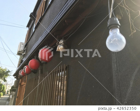 提灯と裸電球 42652350
