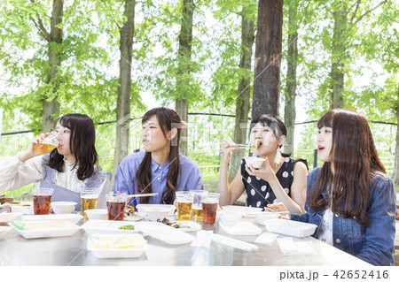 バーベキューを楽しむ女性グループ 42652416