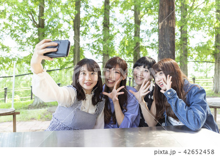 自撮りをする女性グループ 42652458