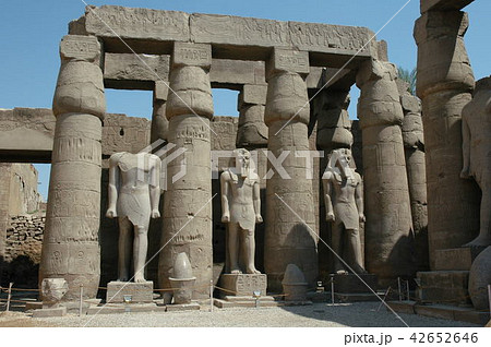 エジプト、ルクソール神殿、ラムセス２世の中庭、ラムセス２世像 42652646