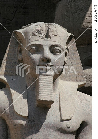 エジプト、ルクソール神殿、ラムセス２世の中庭、ラムセス２世像 42652648