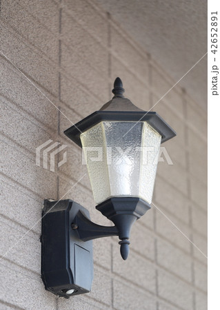 街灯 (玄関 省エネ 小物 インテリア 屋外 ライト 電気 照明 一軒家 戸建て マンション 小物) 42652891