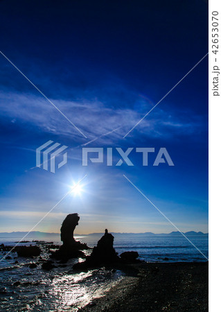 両子岩（ふたごいわ）の夕陽　【長崎県南島原市】 42653070