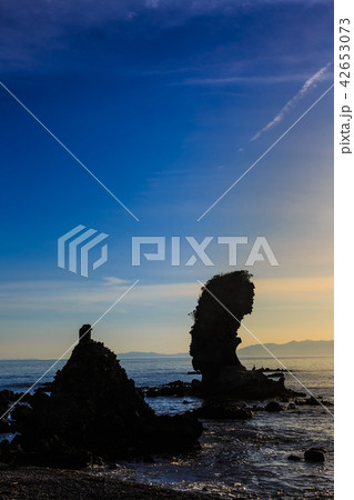 両子岩（ふたごいわ）の夕陽　【長崎県南島原市】 42653073