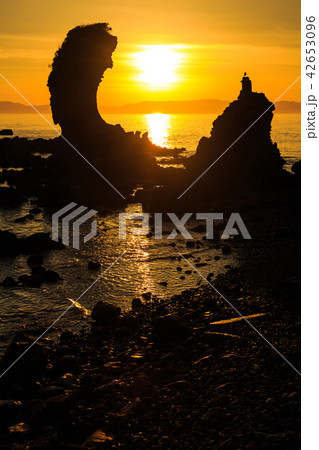 両子岩(ふたごいわ)の夕陽 【長崎県南島原市】 両子岩(ふたごいわ)の夕陽 【長崎県南島原市】 42653096