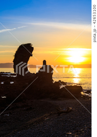 両子岩(ふたごいわ)の夕陽 【長崎県南島原市】 両子岩(ふたごいわ)の夕陽 【長崎県南島原市】 42653100