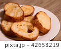 メイプルシロップをかけたフランスパン 42653219