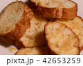 メイプルシロップをかけたフランスパン 42653259