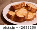 メイプルシロップをかけたフランスパン 42653260