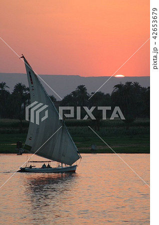 エジプト、ルクソール、ナイル河の夕日、ファルーカ エジプト、ルクソール、ナイル河の夕日、ファルーカ 42653679