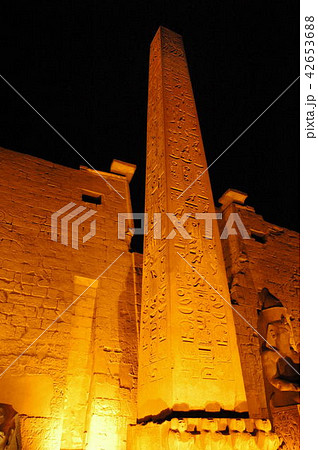 エジプト、ルクソール神殿のライトアップ、第一塔門 42653688
