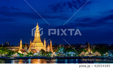 タイ・バンコクのワット・アルン寺院　ライトアップ 42654385