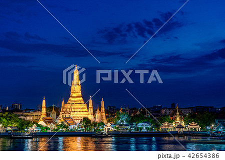 タイ・バンコクのワット・アルン寺院　ライトアップ 42654386
