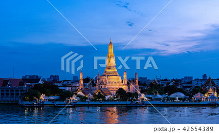 夕暮れ時のタイ・バンコクのワット・アルン寺院 夕暮れ時のタイ・バンコクのワット・アルン寺院 42654389