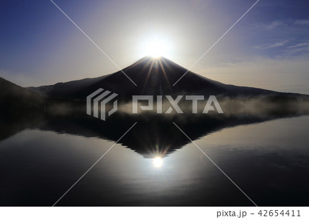 世界遺産　富士山　山中湖　Ｗダイヤモンド富士 42654411