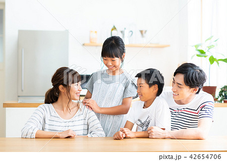 若い家族 42654706