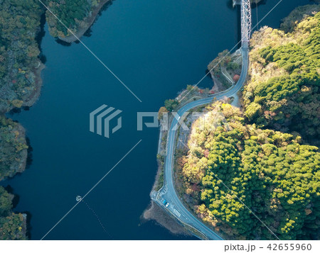 道路と湖 42655960