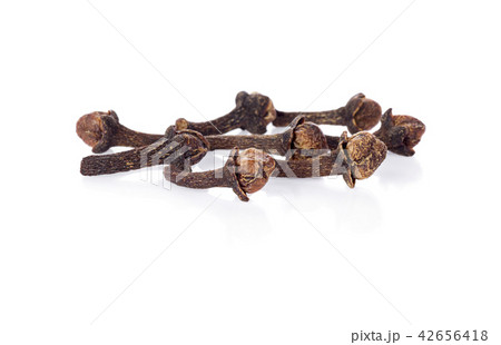 dry cloves isolated on white dry cloves isolated on white 42656418