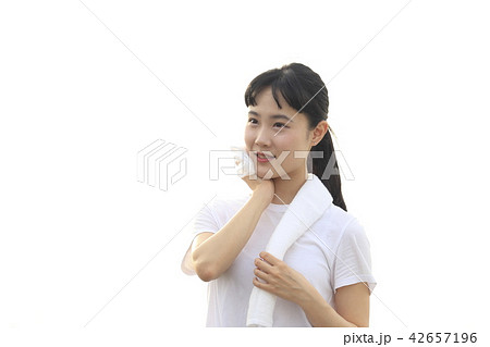 汗を拭く女性 42657196