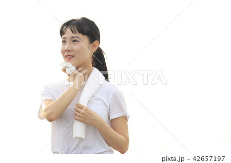 汗を拭く女性 42657197