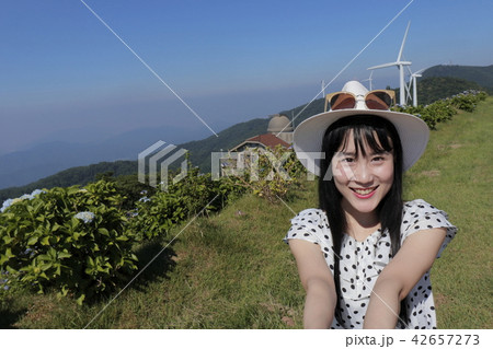 手を引く女の子 42657273