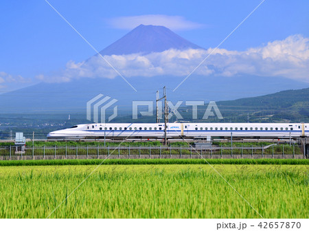 東海道新幹線と夏の富士山 5478の写真素材