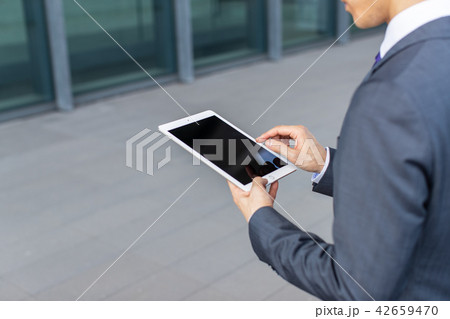 スマートフォンを操作するビジネスマン 42659470