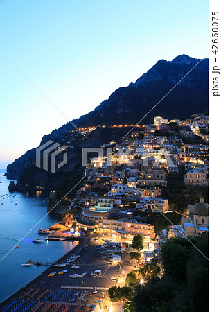 イタリア、アマルフィ海岸、ポジターノの夜景 42660075
