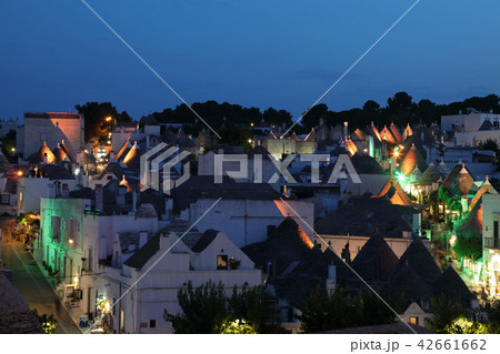 イタリア、アルベロベッロの夜景 42661662