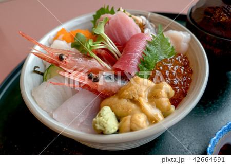 海鮮丼【青森のっけ丼】うに、いくら、イカ、エビ、ホタテ、ほや、マグロ、ヒラメ、シャコ 42664691
