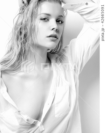 Beautiful Blond Woman With Wet Hair And Bodyの写真素材