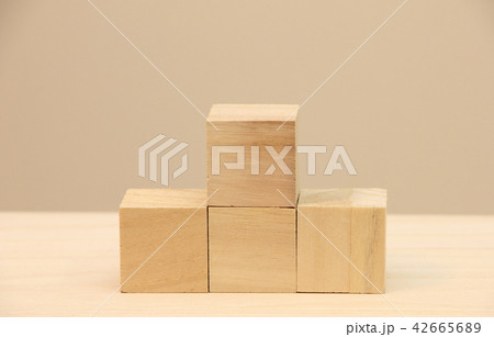 木の板の上に置かれた立方体の木材。 42665689
