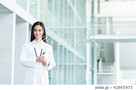 白衣の女性 42665973