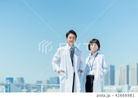 自信に満ちた表情の男女の医者 42666981