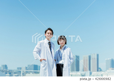 自信に満ちた表情の男女の医者 42666982