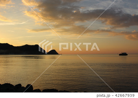 夕暮れの海 日本海 香住漁港 夕暮れの海 日本海 香住漁港 42667939