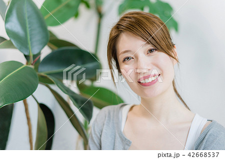 カメラ目線の笑顔の綺麗な女性 42668537