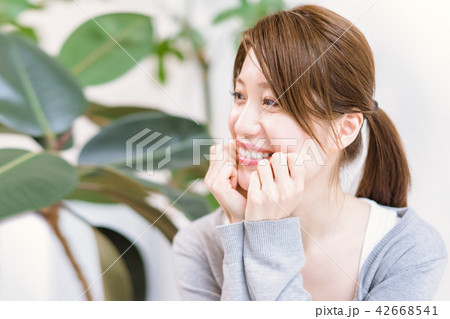 頬杖をついて甘えた目線で相手を見つめる女性 42668541