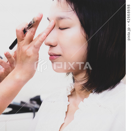Young woman with makeup cosmetics 42668698
